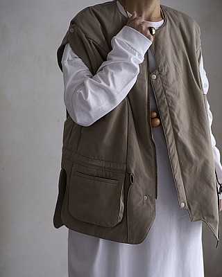 JUN MIKAMI × WILD THINGS paddede vest (BEIGE)