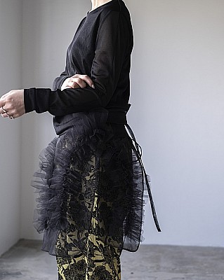 Chika Kisada / apron skirt (BLK)