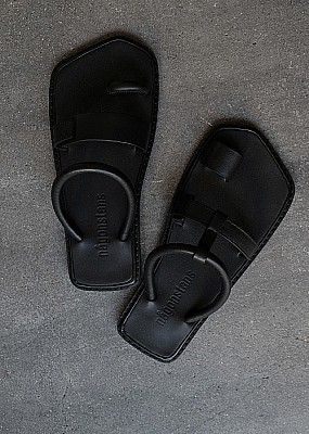 nagonstans/asymmetry sandal