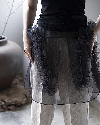 Chika Kisada / apron skirt (BLK)