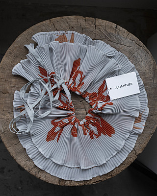 JULIA HEUER / WINNIE PLEATED COLLAR (SANSA)
