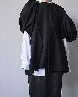 ENFOLD/ASYMMETRY VOLUME-SLEEVE PULLOVER